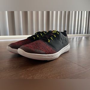 Under armor  “charged” sneakers (BOYS SIZE 7 US)